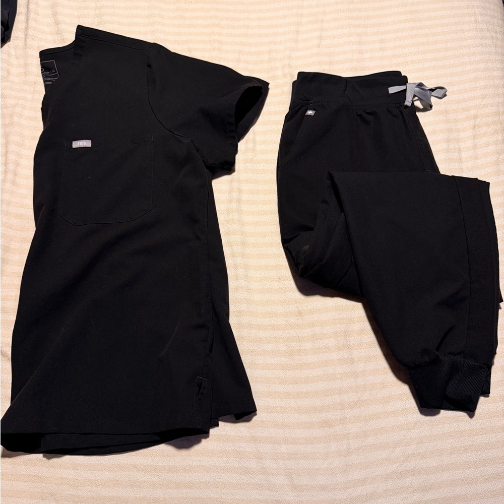FIGS Black Catarina One-Pocket Scrub Top XL (3 available)